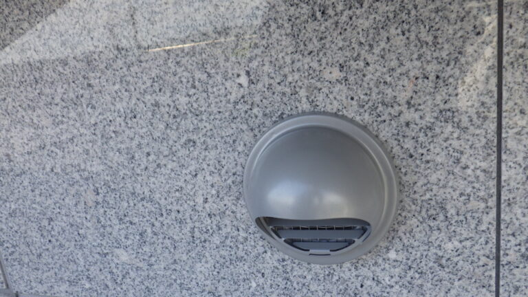 ガラリを仮固定しました