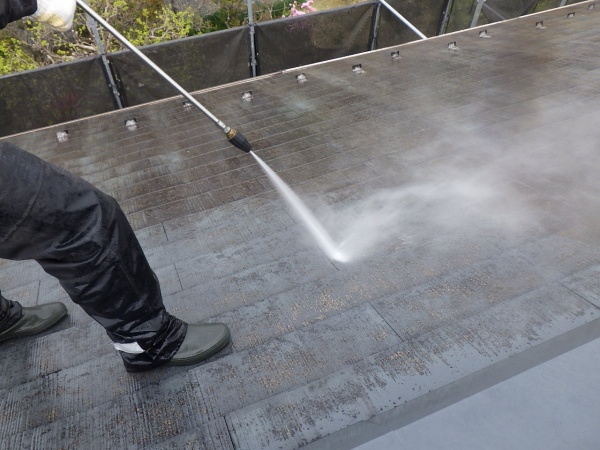 スレート屋根の洗浄中です