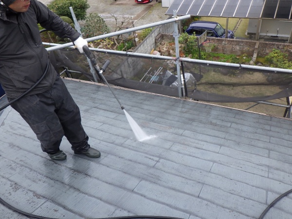 スレート屋根の洗浄中です