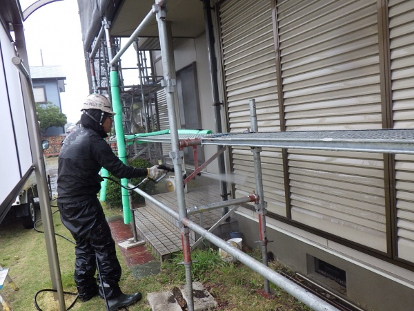 外壁面の洗浄中です