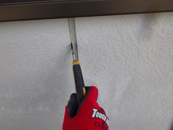 外壁目地の撤去中です