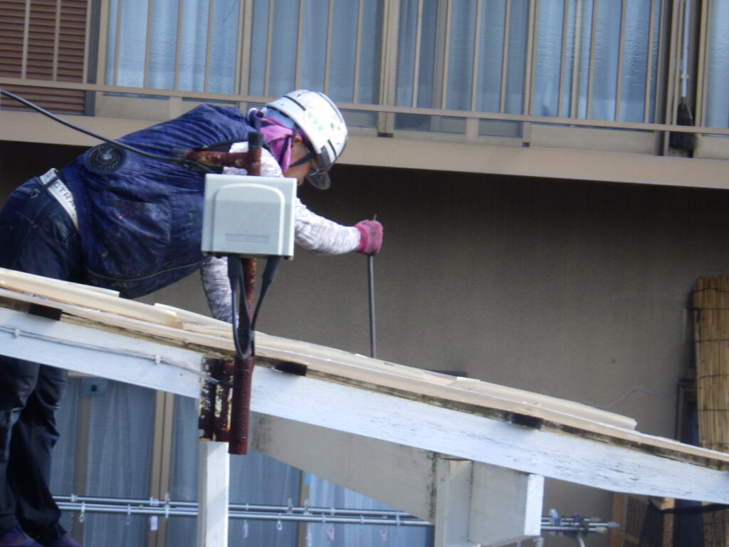 テラス屋根の解体中です