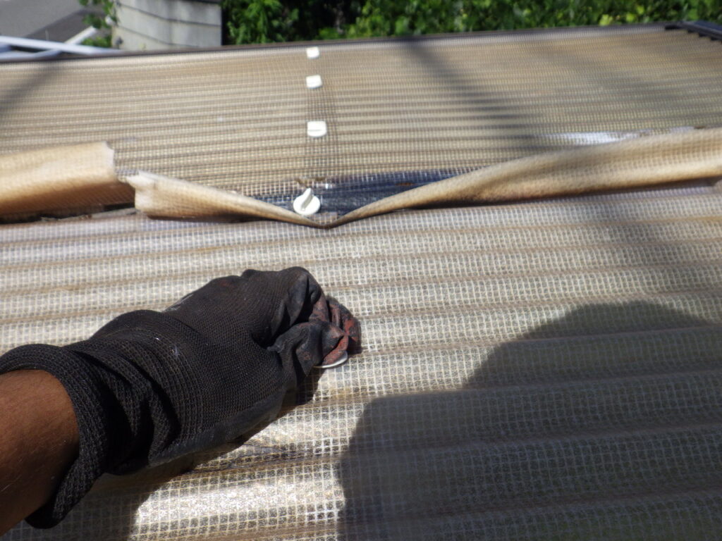 カーポート屋根の解体中です