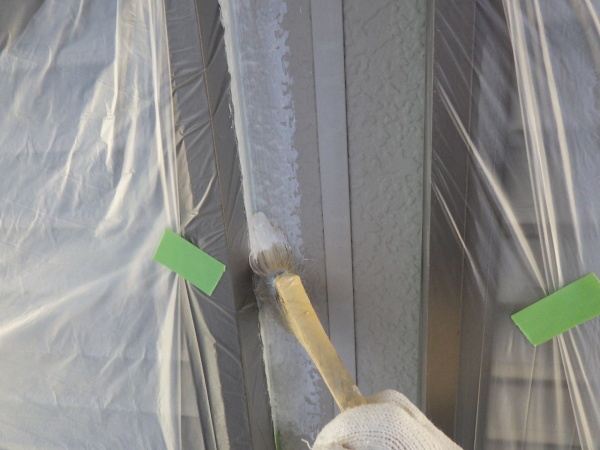 外壁下塗り刷毛塗装中です