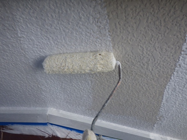 外壁下塗りローラー塗装中です