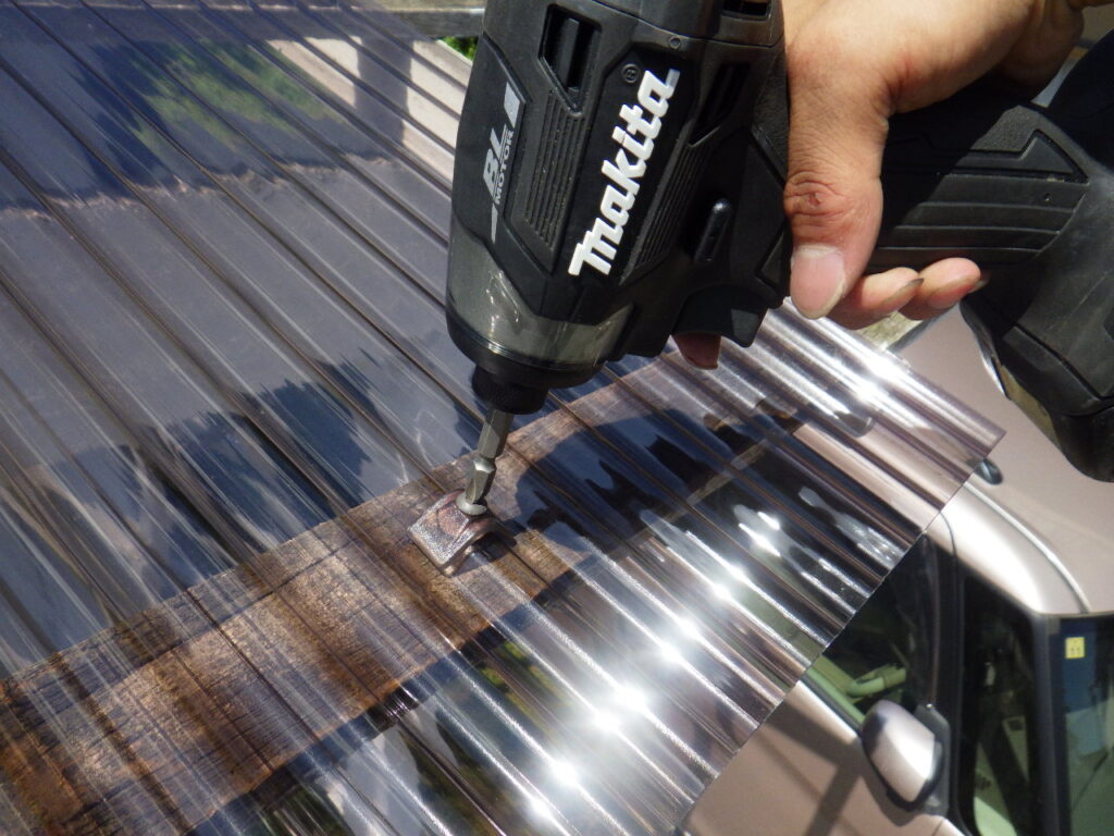 テラス波板の取り付け中です