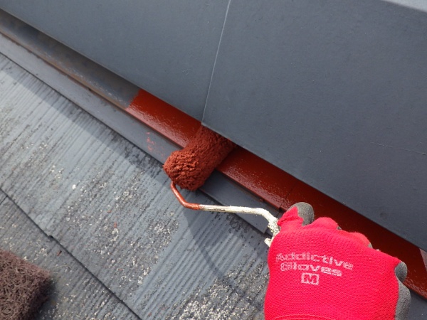 屋根板金部の錆止め塗装中です