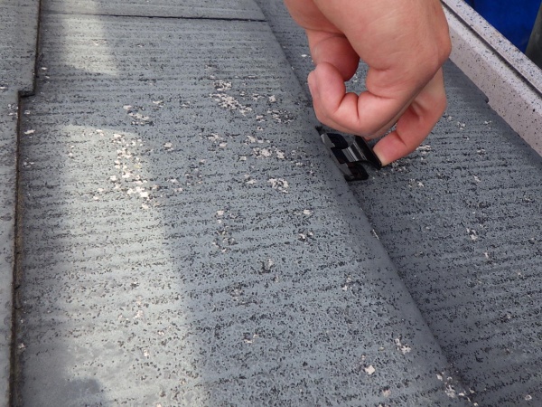 スレート屋根のタスペーサー取り付け中です