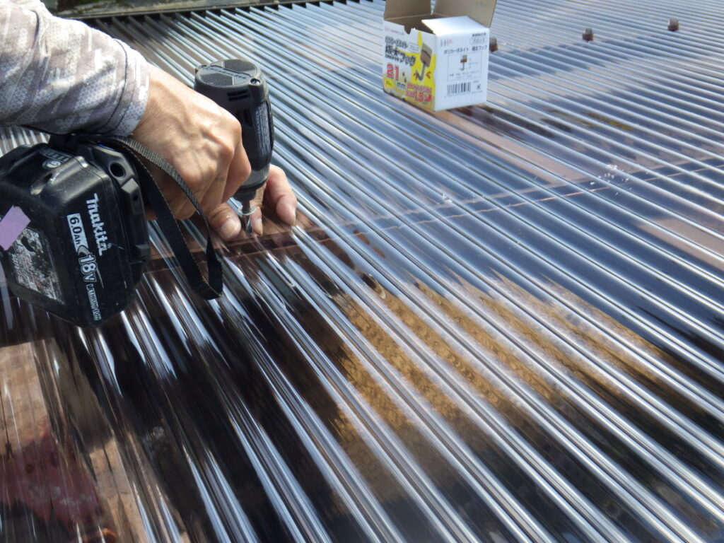 カーポート波板の穴あけ中です