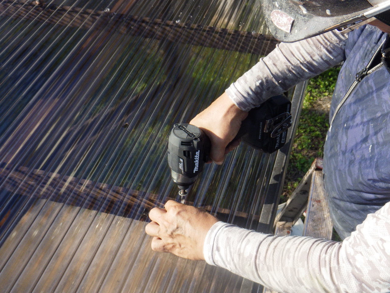 新規波板の仮置きと固定