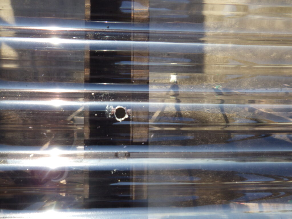 カーポート波板の穴あけ中です