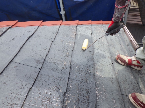 屋根の下塗り塗装中です