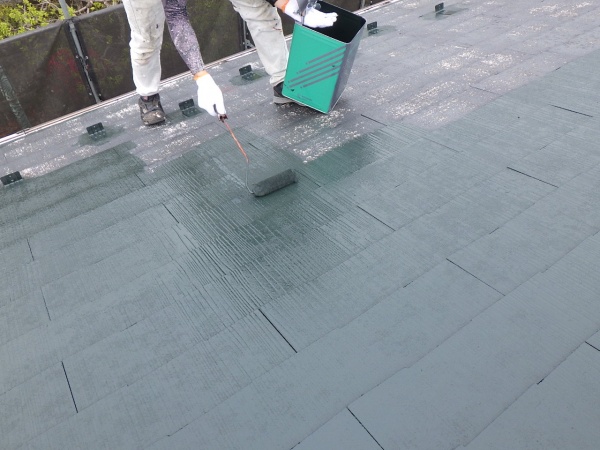 スレート屋根の中塗り中です