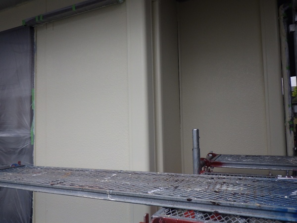 外壁面の上塗りが終了しました