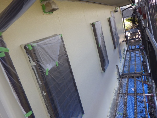 １階外壁の上塗り終了です