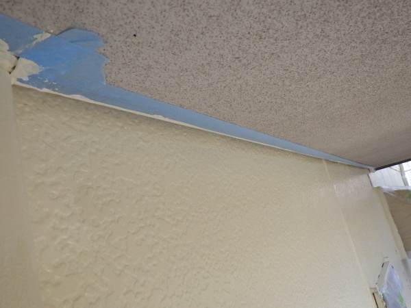 下屋根の軒天取り合い塗装です