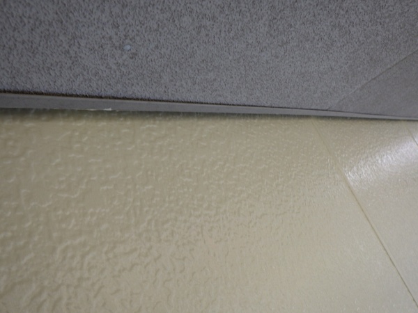 下屋根の軒天取り合い塗装終了です