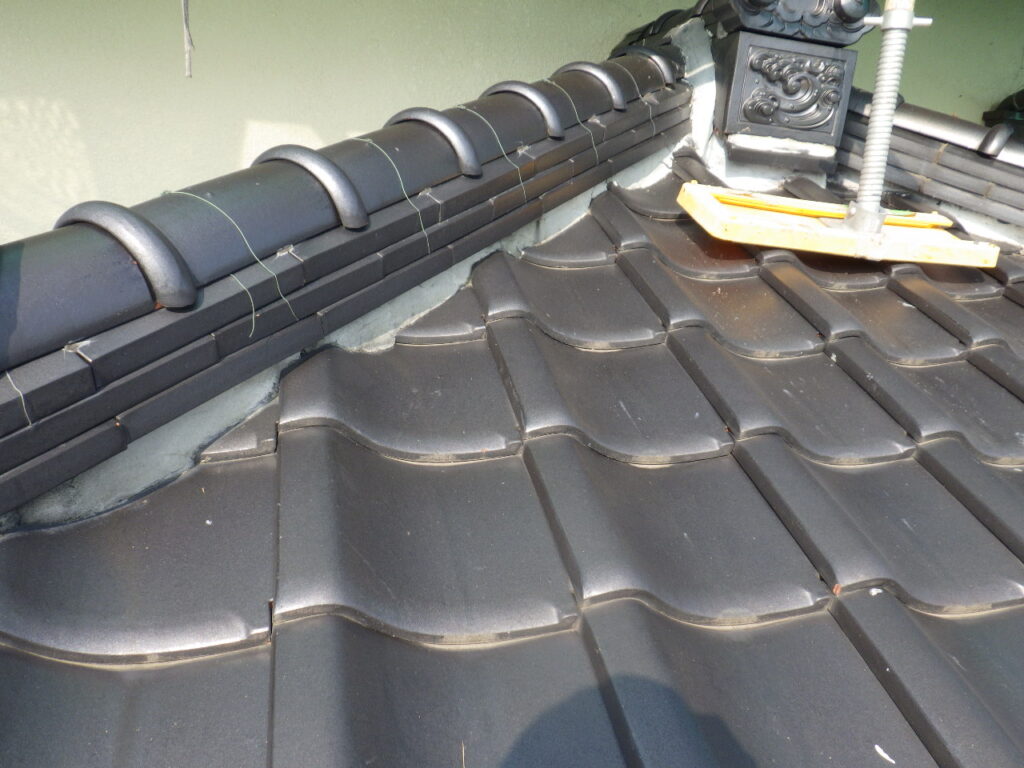 施工前の棟尻漆喰の状態です