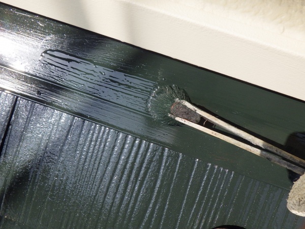 下屋根上塗り刷毛塗装中です