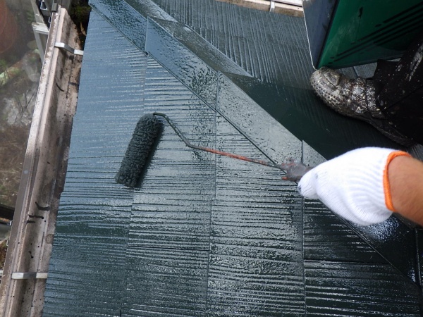 下屋根上塗りローラー塗装中です