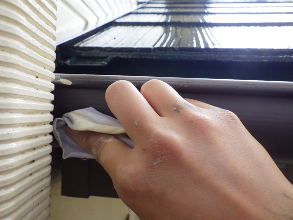 外壁塗装の清掃中です