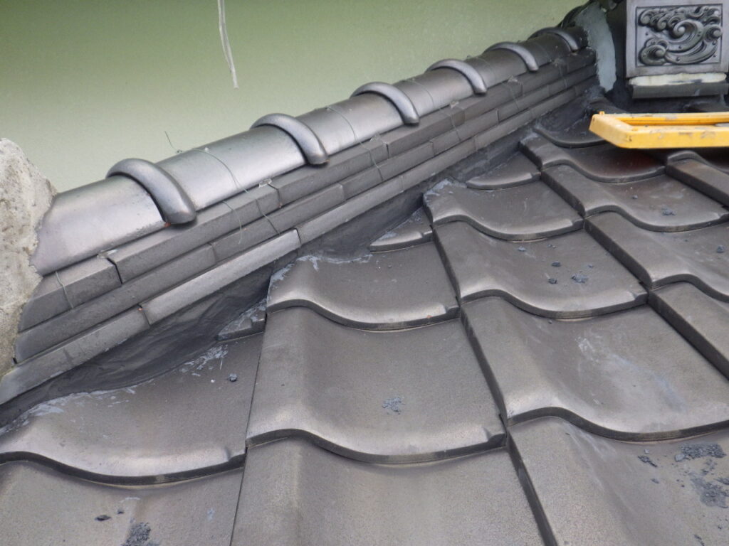 隅棟の漆喰詰め増し終了です