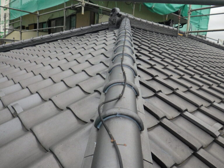 下屋根のラバーロックが終了しました