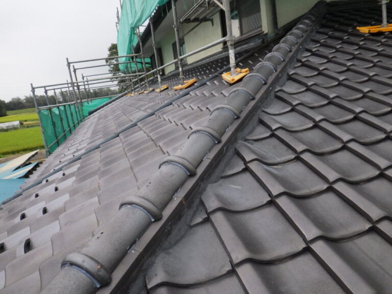 下屋根のラバーロックが終了しました