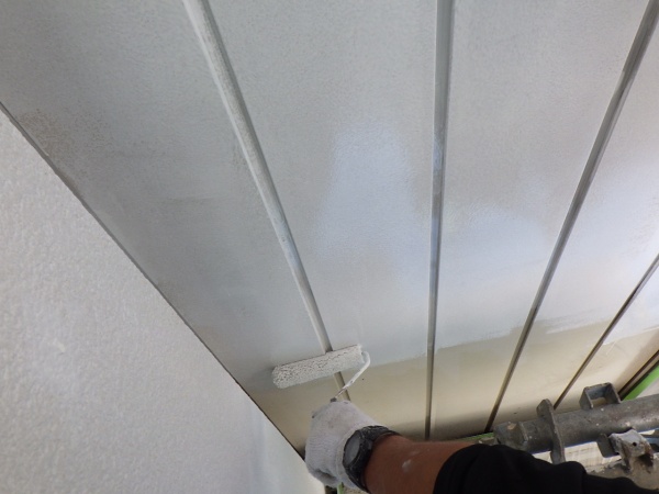 金属サイディングの下塗り中です