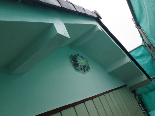 軒天１回目塗装終了です