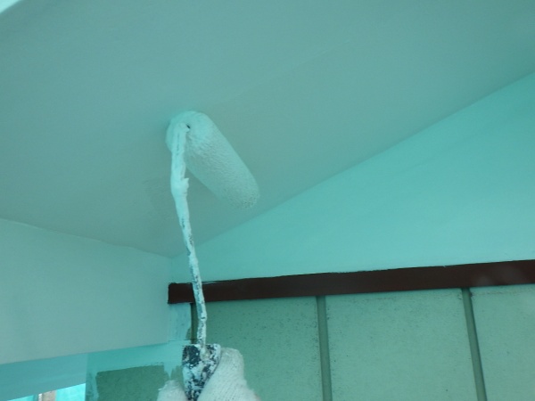 軒天２回目塗装中です