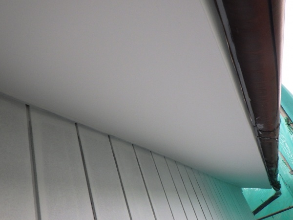 軒天２回目塗装終了です