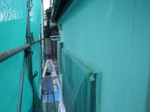 窯業系サイディングとリシン壁の下塗り終了です