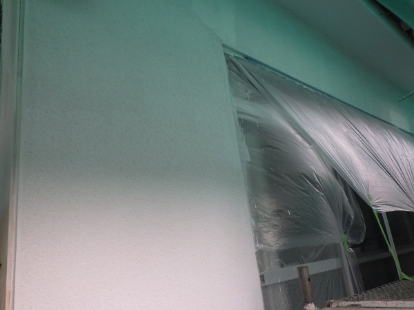 窯業系サイディングとリシン壁の下塗り終了です