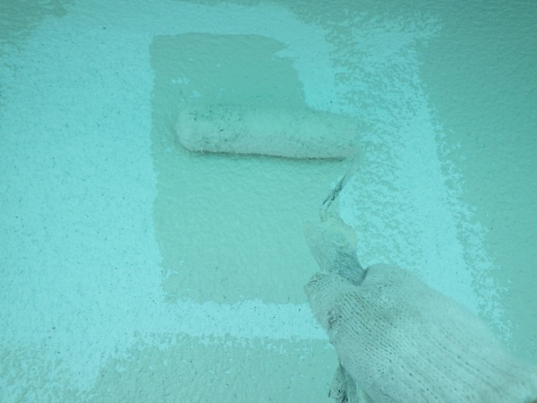 リシン外壁面の中塗り中です