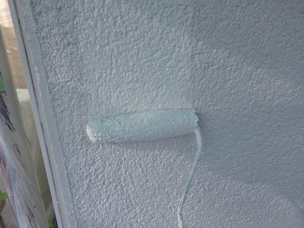 リシン外壁面の上塗り中です