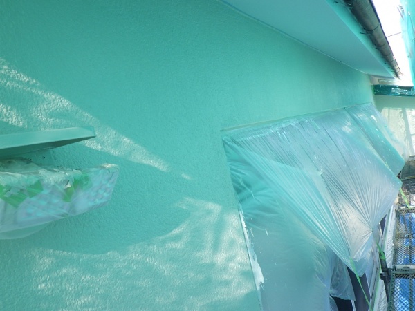 リシン外壁面の上塗り終了です