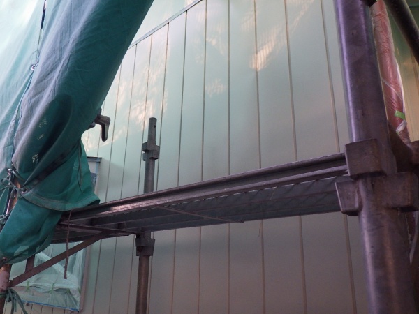 金属サイディング部の中塗り終了です