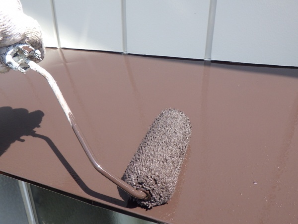 霧よけ天板の上塗りローラー塗装中です