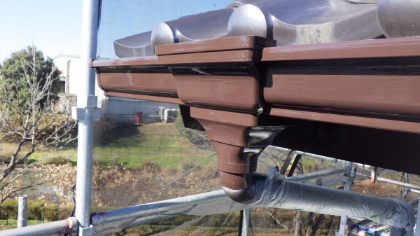 軒樋の中塗り塗装終了です