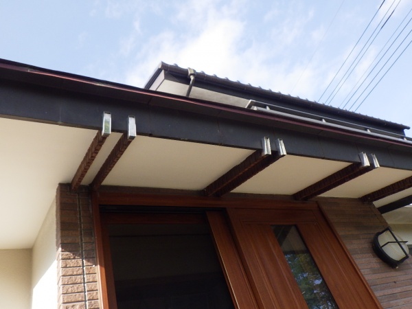 玄関軒天の完工です