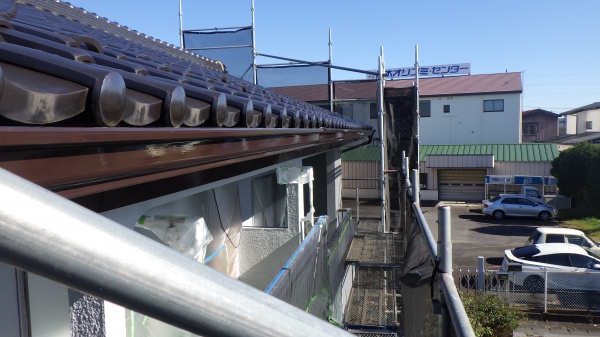 軒樋の中塗り塗装終了です