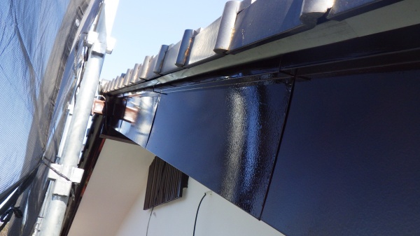 破風板金の中塗りが終了しました