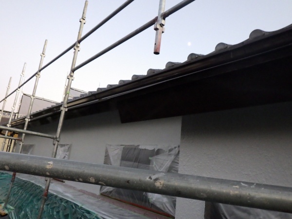 軒樋の中塗り塗装終了です