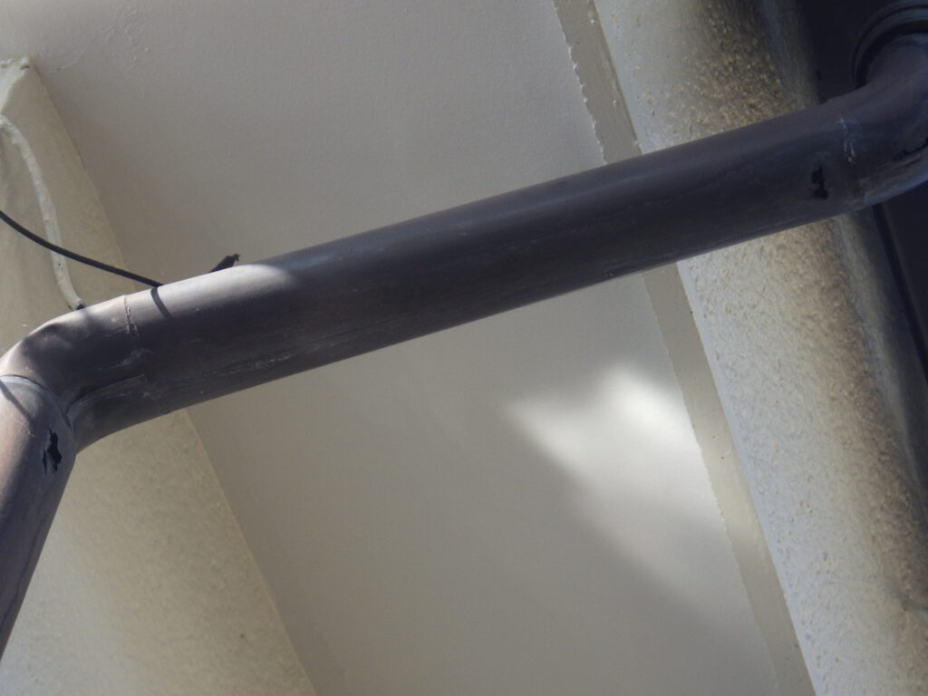 施工前の竪樋の状態です