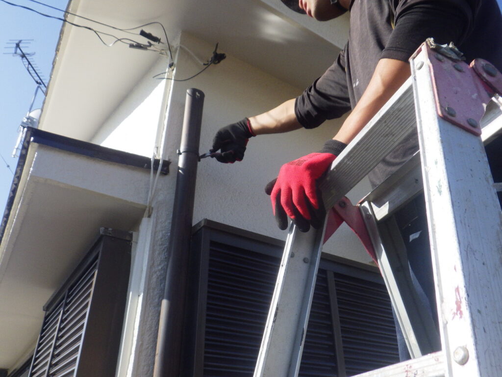 竪樋の取り外し中です