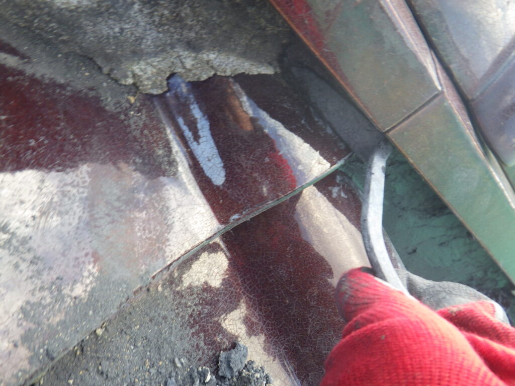 漆喰の目地入れ中です