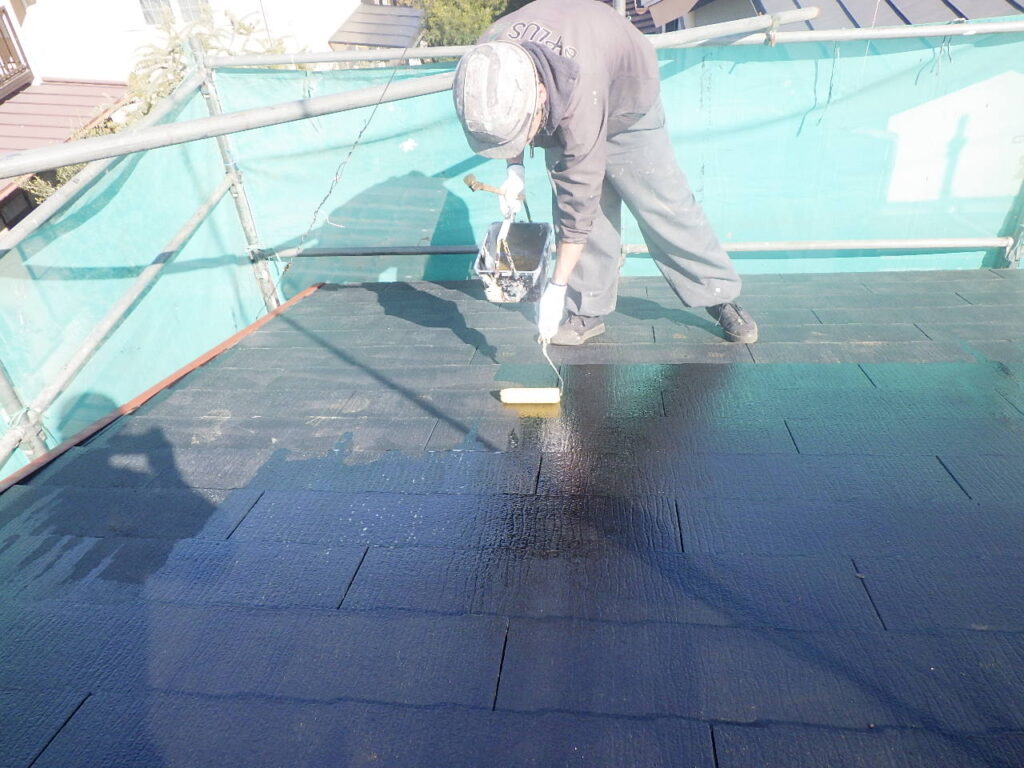 スレート屋根下塗り中