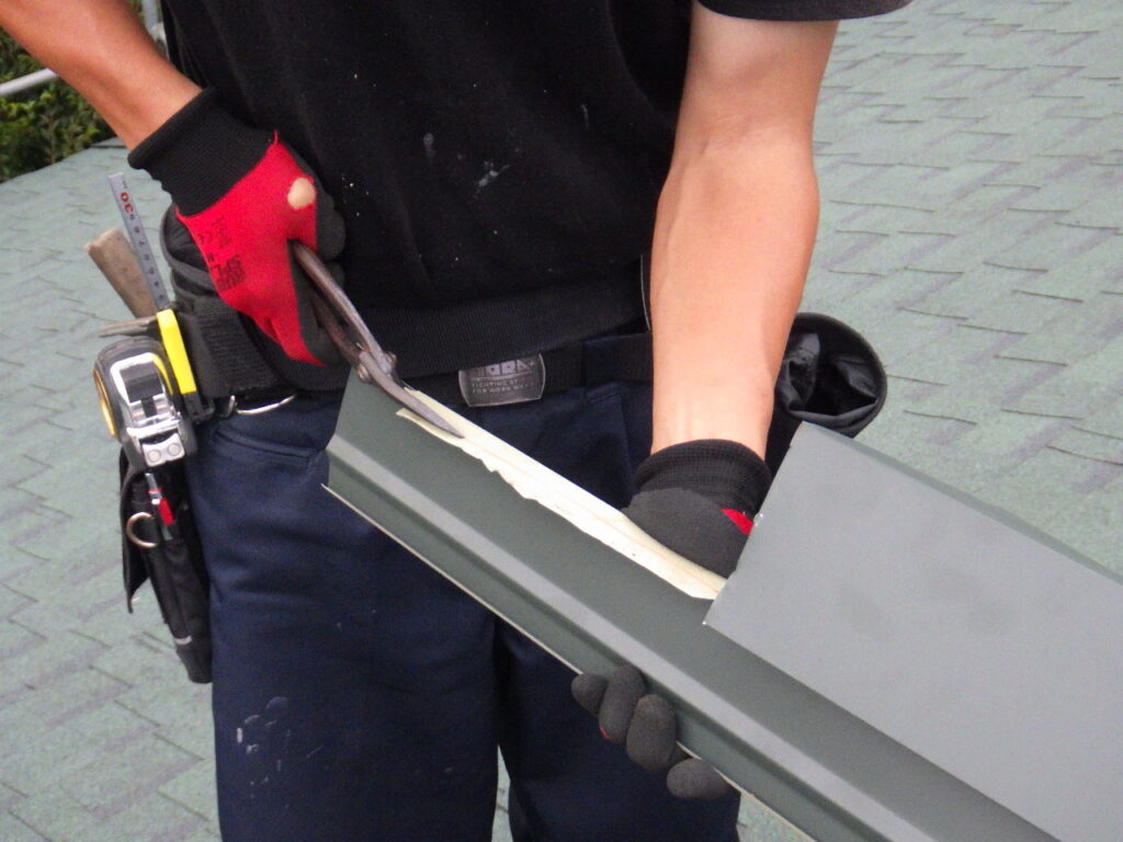 ケラバ板金の加工中です