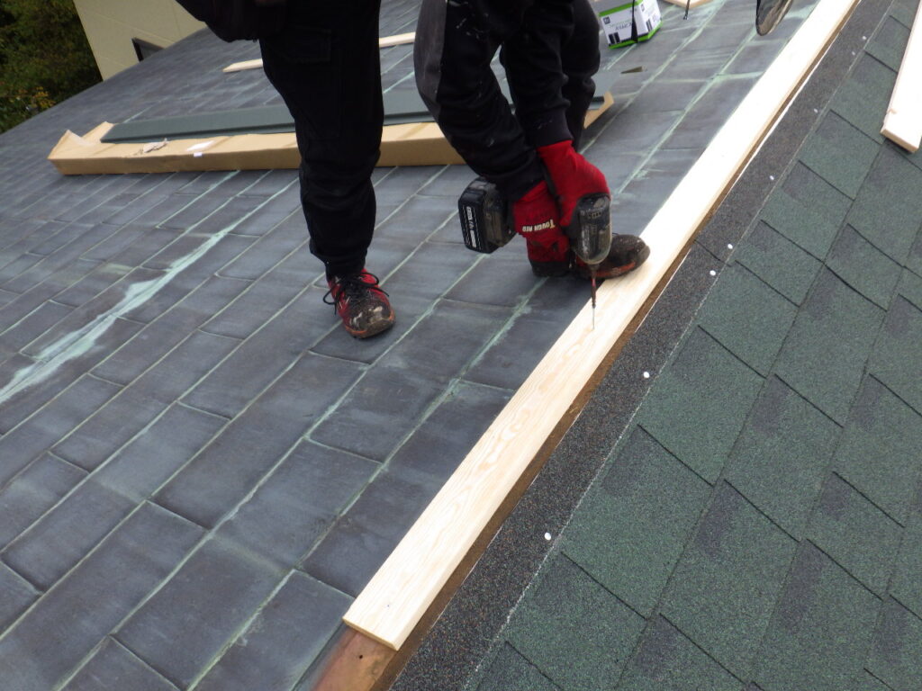 新規棟木の取り付け中です
